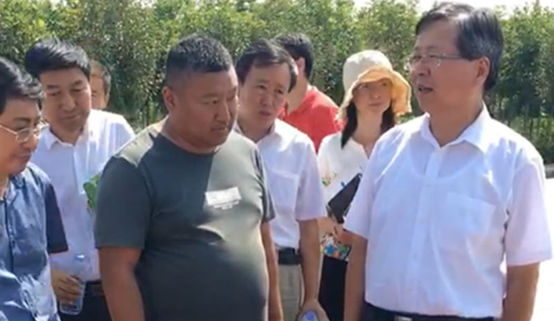 農(nóng)業(yè)部及負責領(lǐng)導一起參觀了愛麗潔農(nóng)村廁所改造產(chǎn)品，并得到了認可